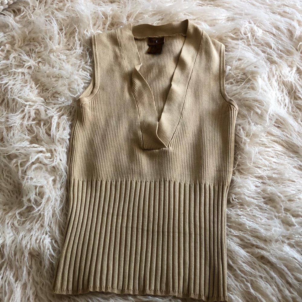 Essendi small tan v neck